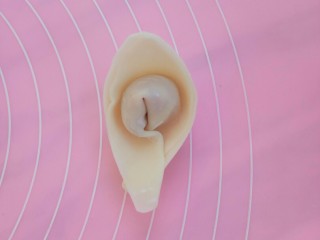 10、白菜猪肉小馄饨（内附馄饨四种详细包法）,在对折就好了，折的时候要用手指顶一下肉馅儿