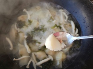 17、白菜猪肉小馄饨（内附馄饨四种详细包法）,放入半勺猪油