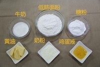 1、牛奶方块小饼干,准备好材料。