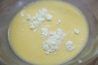 5、牛奶方块小饼干,分次放入奶粉搅拌均匀（建议分次并一边搅拌一边慢慢地一点点地加入）。