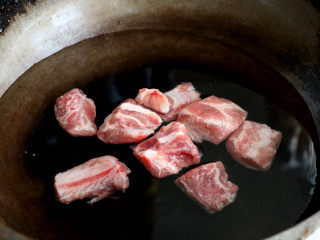 2、排骨莲藕玉米汤,排骨冷水下锅焯水几分钟;