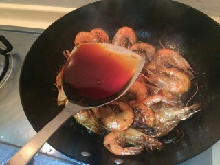 9、红焖油爆大虾????,放入一勺生抽。