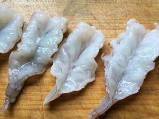 6、咸蛋黄虾仁,洗净后从背部剖开，尾部留少许