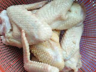 1、可乐鸡翅,挑选新鲜的鸡翅是最重要的