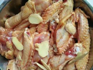 2、可乐鸡翅,将鸡翅分三段切好，在肉上划几道，加入料酒，生抽，盐少许，生姜腌制至少半个小时