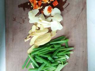 3、可乐鸡翅,这期间将配料切好