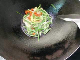 4、可乐鸡翅,将配料放入锅中，炸香