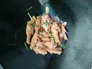 5、可乐鸡翅,将鸡翅放入，翻炒至肉变色