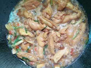 6、可乐鸡翅,加入可乐，生抽，酱油，盐少许。加盖，大火闷十分钟即可出锅