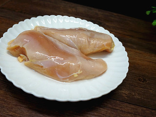 1、麻辣鸡米花,鸡胸肉准备两个清洗干净