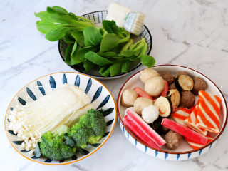 1、水煮串串,准备好材料