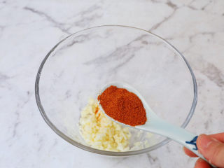 4、水煮串串,加入辣椒粉