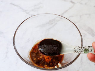 9、水煮串串,加入海鲜酱