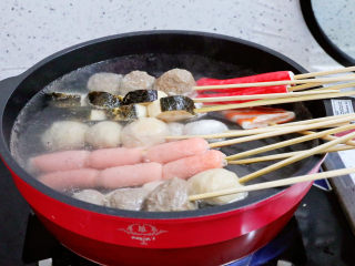 13、水煮串串,锅中注入清水烧开，先放入丸子煮熟