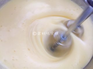 4、蜜红豆小米蒸蛋糕,一点一点的，你会发现蛋液会变得浓稠起来。