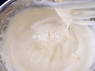 5、蜜红豆小米蒸蛋糕,一直打发到插入一根牙签，牙签不会倒，打蛋头上的蛋液能保持数秒不滴落，就是打发好了。