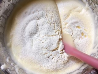 9、蜜红豆小米蒸蛋糕,翻拌均匀，记得是翻拌，千万不能划圈搅拌哦。