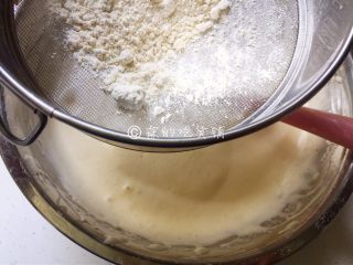 10、蜜红豆小米蒸蛋糕,剩下的蛋糕粉分两次筛入，每次都要等完全翻版均匀了，再筛入下一次。