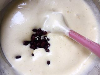 11、蜜红豆小米蒸蛋糕,最后倒入蜜红豆，稍稍翻拌一下。