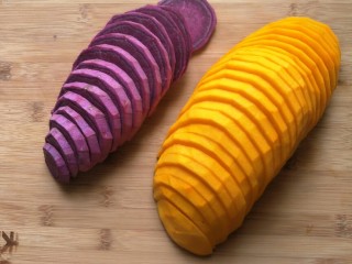 1、面条仔(宝宝辅食),紫薯和黄金瓜分别洗净去皮切块。