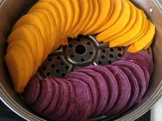 2、面条仔(宝宝辅食),开锅蒸十分钟就熟了,中火哦。