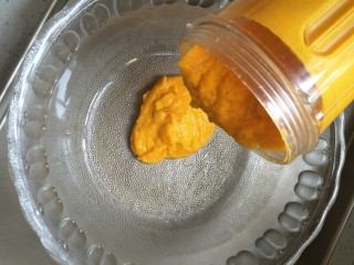 3、面条仔(宝宝辅食),黄金瓜用料理机打碎。