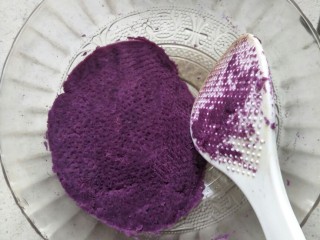 4、面条仔(宝宝辅食),紫薯用工具趁热碾碎就可以。