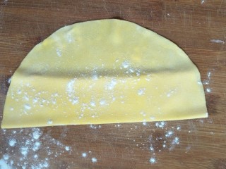 7、面条仔(宝宝辅食),中间撒面粉对折