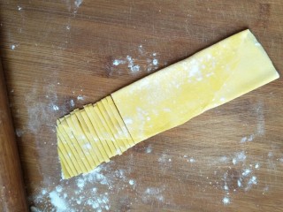 8、面条仔(宝宝辅食),切成条状切的窄一点。