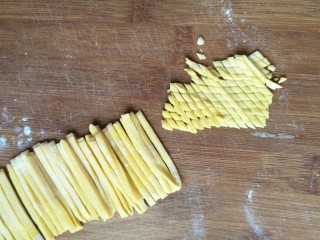 9、面条仔(宝宝辅食),再斜切,如图。这样切出来的形状就像一粒粒的麦子。