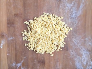 10、面条仔(宝宝辅食),有没有呢。可能现在城里的很多孩子都没有见过长在地里的小麦是什么样子的,城里的楼高了车多了孩子接触大自然的机会却少了,