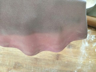 11、面条仔(宝宝辅食),紫薯面同样的方法擀和切。