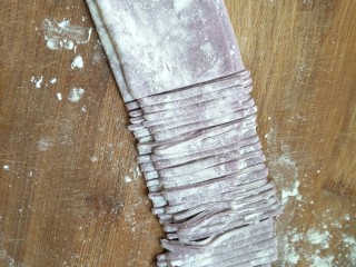 12、面条仔(宝宝辅食),薄面不能撒少了,容易沾一起,像这样的切好后用手轻轻的就松散开了。