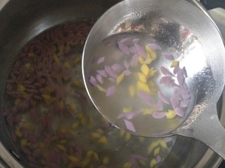 14、面条仔(宝宝辅食),小宝宝现在不让吃盐和油,所以清水煮就可以,但是要多煮一会,煮的烂烂的入口即化。