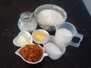 1、胡萝卜餐包,准备好所有材料.