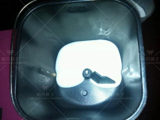 2、胡萝卜餐包,面包桶内放入酸奶.