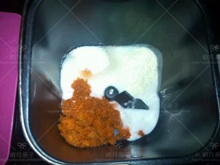 3、胡萝卜餐包,加入胡萝卜泥、盐、奶粉.