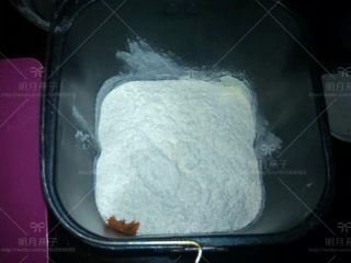 4、胡萝卜餐包,加入高粉.