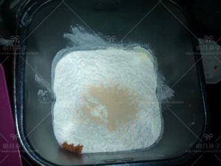 5、胡萝卜餐包,最后加入酵母,启动和面程序.揉至光滑面团后加入黄油.