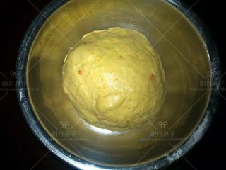 6、胡萝卜餐包,揉到扩展阶段,放入温暖处发酵.