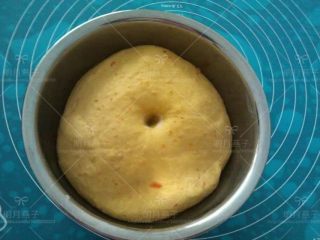 7、胡萝卜餐包,发酵至2-2.5倍大.