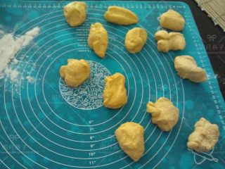 8、胡萝卜餐包,排气后分割成40克每只.