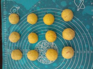 9、胡萝卜餐包,滚圆松弛15分钟.