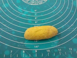 11、胡萝卜餐包,至上而下卷起,修成橄榄状.