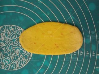 10、胡萝卜餐包,取一个面团擀成牛舌状.