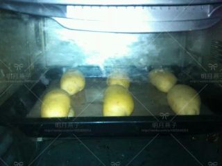 13、胡萝卜餐包,烤箱预热,180度,15分钟.