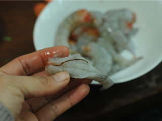 3、西兰花炒虾仁,将背上切开，挑出虾线