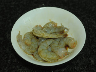5、西兰花炒虾仁,虾冲洗干净后拌入白胡椒粉、盐和料酒腌制十分钟