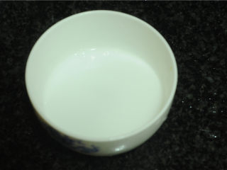 6、西兰花炒虾仁,淀粉加入少许水，搅拌均匀备用