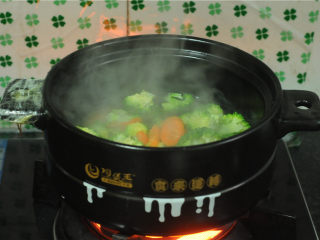 7、西兰花炒虾仁,烧开一锅水，加入几滴盐，将西兰花和胡萝卜放进去汆烫1分钟